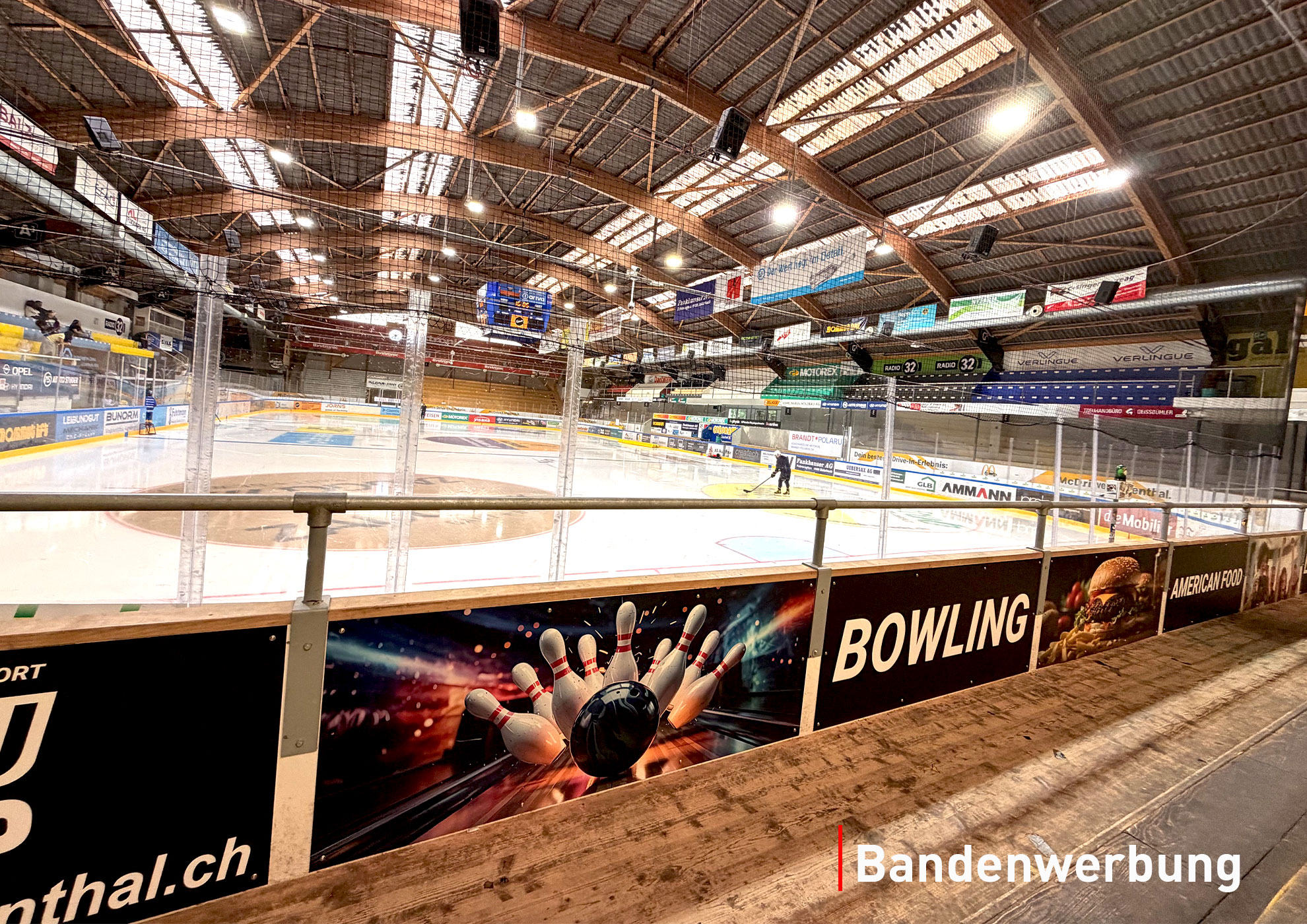 Bandenwerbung auf bedruckten Aluminiumtafeln bedruckten Aluminiumtafeln für die Bandenwerbung im Zuschauerbereich